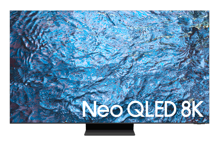 Imagem da TV QN900C exibindo na tela um fundo azul com ondulações parecida com o Mar e logo abaixo no canto inferior direito o texto 'Neo QLED 8K'. Essa TV possui o Infinity Design que é o design ultrafino e bordas praticamente inexistentes.