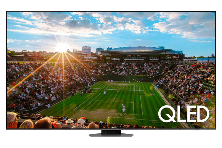 Imagem da TV Q80C na versão de 98 polegadas exibindo na tela um estádio de futebol e logo abaixo no canto inferior direito o texto 'QLED'