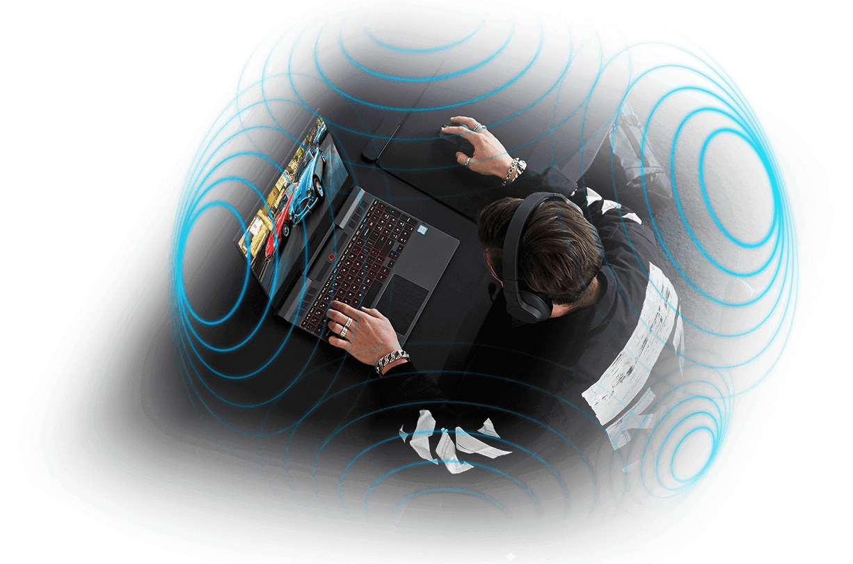 Imagem de um homem jogando um jogo de corrida de carros no Notebook Gamer Odyssey. Ele usa fones de ouvido. Ao redor, círculos indicam o potencial imersivo do som.