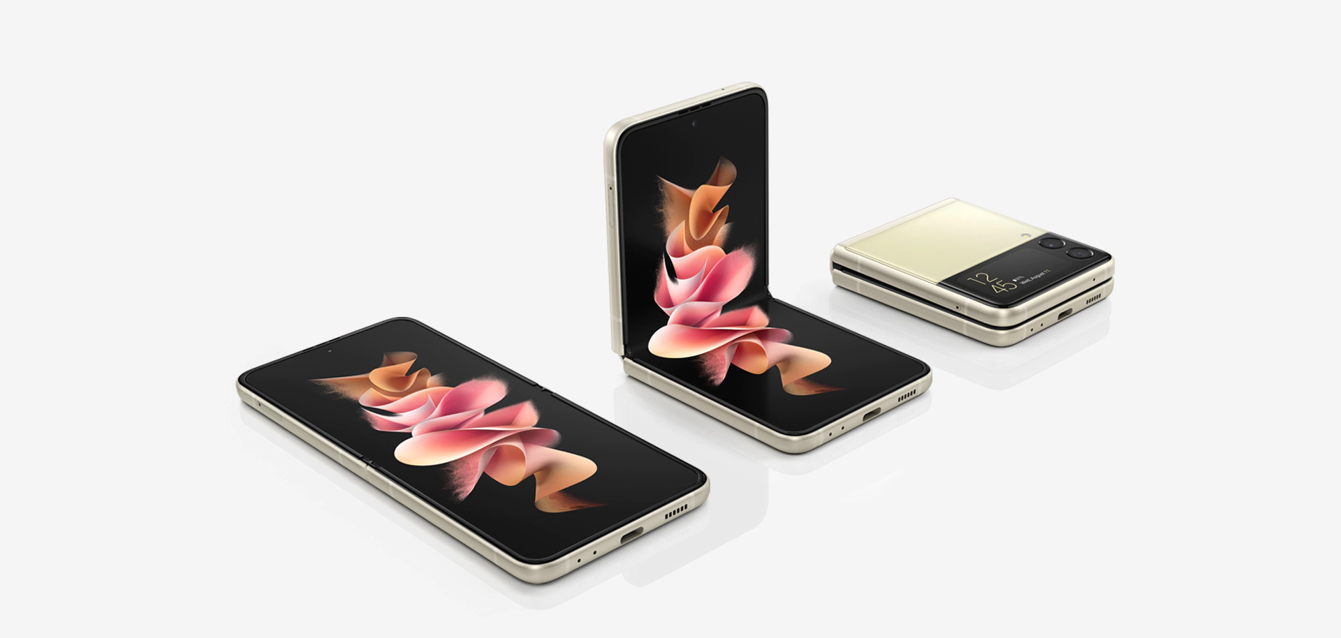 Três smartphones Galaxy Z Flip3 5G. Um está aberto e apoiado horizontalmente com um papel de parede colorido na tela principal. Outro está no Modo Flex com um papel de parede colorido na tela principal. E o outro está dobrado com a hora exibida na Tela Externa.