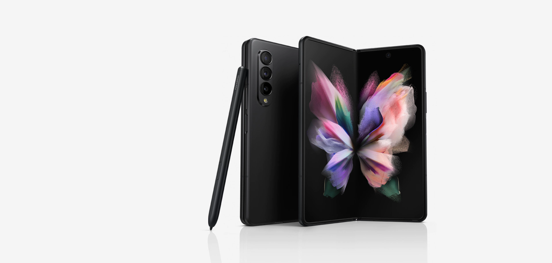 Dois smartphones Galaxy Z Fold 3 5G, um mostrando a parte traseira dobrada e outro mostrando o papel de parede colorido na tela principal. A S Pen Fold Edition apoia-se no smartphone dobrado.